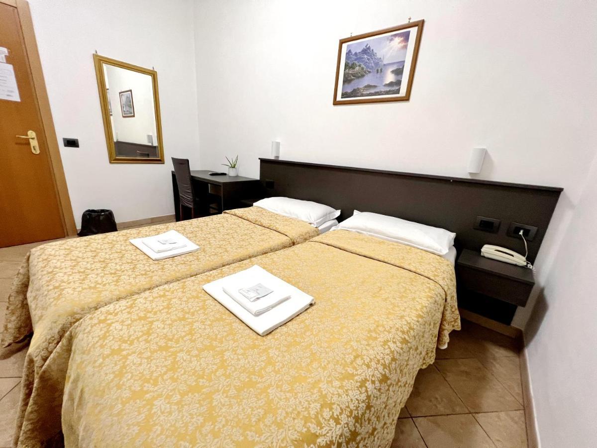Hotel domus termini Roma Esterno foto