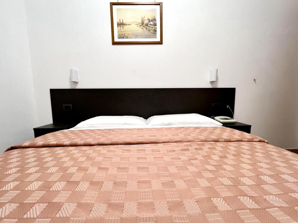 Hotel domus termini Roma Esterno foto
