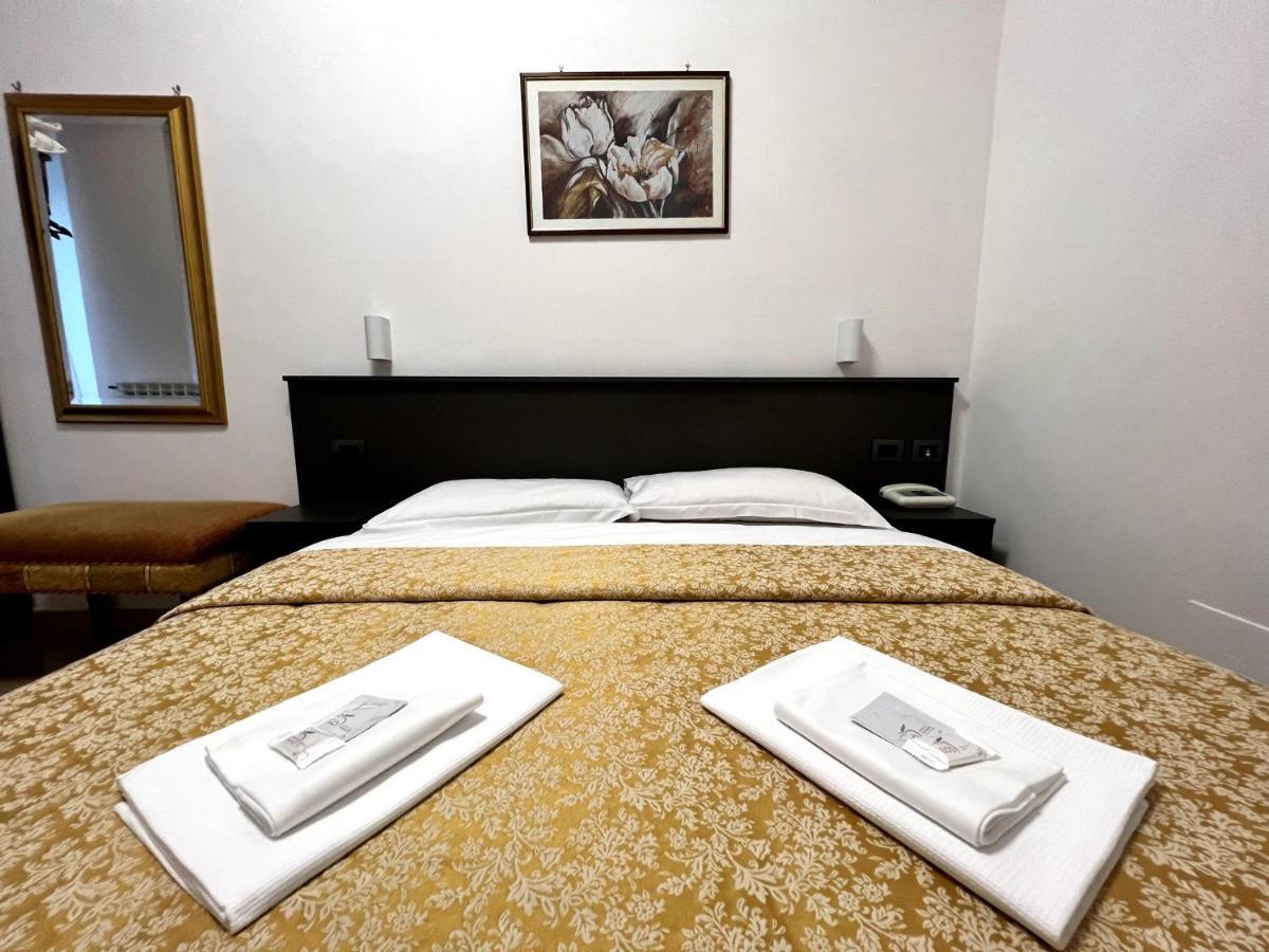 Hotel domus termini Roma Esterno foto